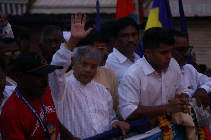 विशेष म्हणजे यावेळी पावसात न थांबता भाषण देत राहणं हा ट्रेंड ज्यांनी सुरु केला त्या शरद पवार यांनाही प्रकाश आंबेडकर यांनी टोला लागवला.