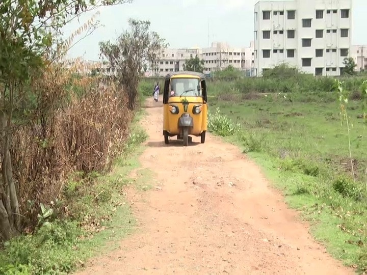 திருவாரூரில்  வயல்வெளியில் நடக்கும் கூட்டுறவு மேலாண்மை நிலைய  மாணவிகள் - சாலை அமைக்க கோரிக்கை