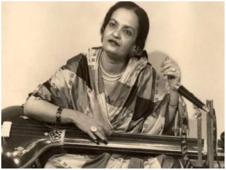 'वो जो हममें तुममें क़रार था...' ग़ज़ल की शमा रौशन कर आफताब बन चमकती हैं बेगम अख्तर Begum Akhtar had become an unmarried mother at the age of 13 abpp 'वो जो हममें तुममें क़रार था...' ग़ज़ल की शमा रौशन कर आफताब बन चमकती हैं बेगम अख्तर