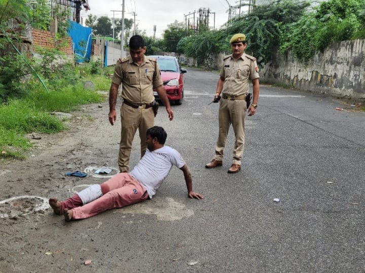 Noida News Encounter between police and chhenu gang miscreants vicious shooter injured ANN Noida News: फिल्म सिटी के पास पुलिस और छेनू गैंग के शूटर की मुठभेड़, गोली लगने के बाद हुआ घायल