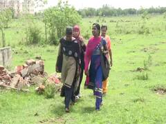 திருவாரூரில் வயல்வெளியில் நடக்கும் கூட்டுறவு மேலாண்மை நிலைய மாணவிகள் - சாலை அமைக்க கோரிக்கை