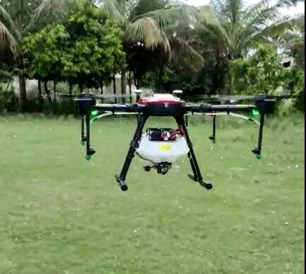 Drone : वर्ध्यातल्या रँचोची कमाल, शेतीच्या फवारणीसाठी बनवला ड्रोन, 10 मिनिटात एक एकर फवारणी 
