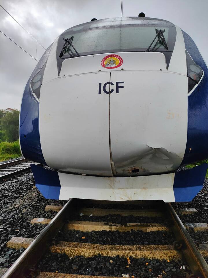 काल गुजरातच्या वातवा स्टेशनवरुन मणिनगरच्या दिशेने येत असताना वंदे भारत एक्सप्रेस म्हशींच्या कळपाला धडकली होती.