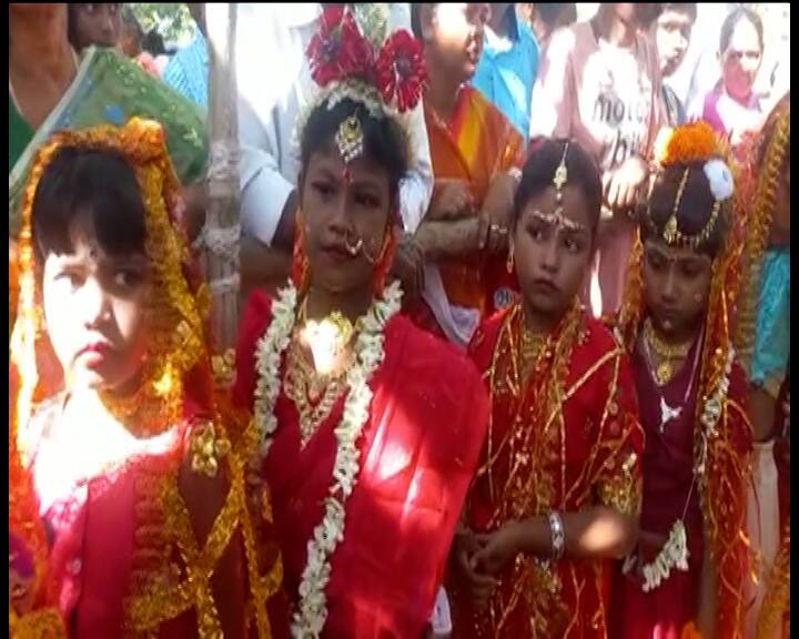 কুমারীজের পরনে লাল শাড়ি থাকে ৷ বাহারি ফুলের সাজ৷ ঠিক যেন উমা৷