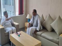 मुलायम सिंह यादव की नाजुक हालत के बीच अस्पताल पहुंचे डिप्टी सीएम ब्रजेश पाठक, सपा बोली- नेता जी की महानता के कायल हैं विरोधी