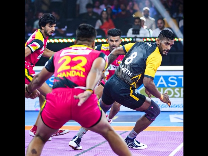 pro kabaddi league bengaluru bulls beat telugu titans siddhartha deasi flop Pro Kabaddi League 2022: बेंगलुरु बुल्स ने रोमांचक मुकाबले में तेलुगु टाइटंस को 34-29 से हराया, दिग्गज खिलाड़ी हुए फ्लॉप