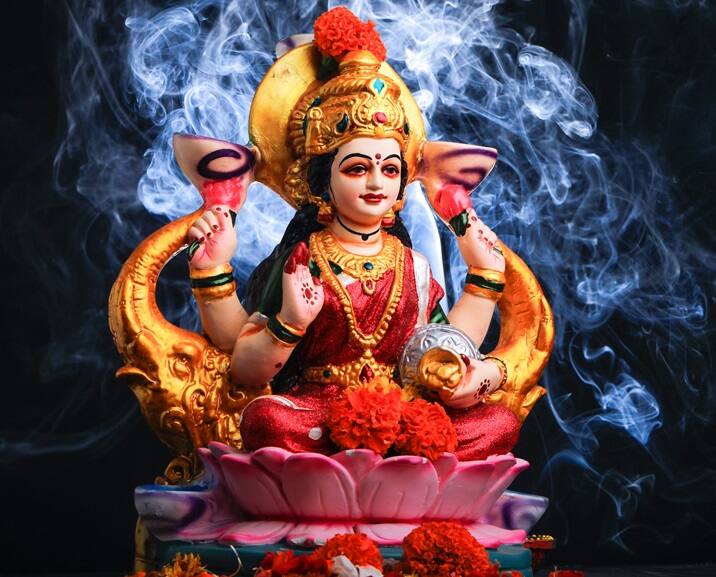 লক্ষ্মী পুজোর দিন অবশ্যই লক্ষ্মী পাঁচালী পড়ুন এবং ১০৮বার গায়ত্রী মন্ত্র জপ করুন। লক্ষ্মী পুজোর দিন বাড়িতে দক্ষিণাবর্ত শঙ্খ স্থাপন করলে খুবই শুভ ফল পাওয়া যায়।
