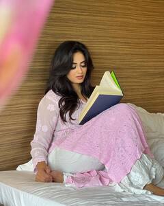 खुले बाल, चेहरे पर कातिल मुस्कान...पिंक सूट में बला की खूबसूरत लगीं Shweta Tiwari