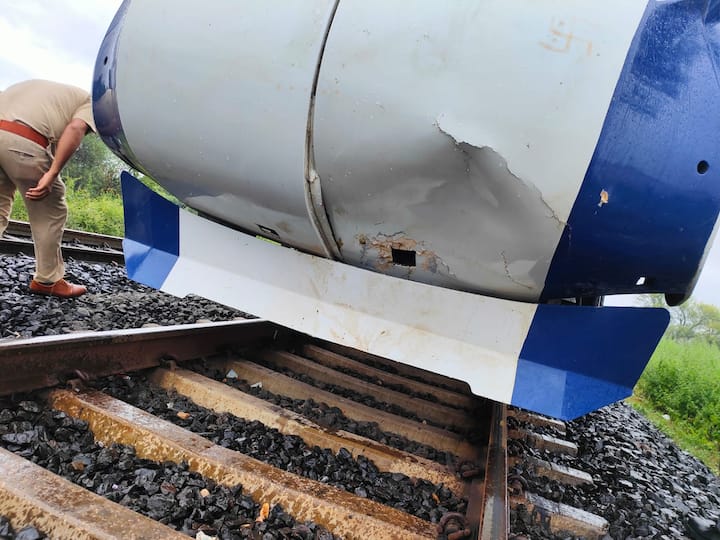 या अपघाताचे व्हिडीओ आणि फोटो मोठ्या प्रमाणात व्हायरल झाले होते.