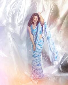 PHOTO: डीप नेक गाऊनमध्ये रश्मी देसाईने फ्लॉन्ट केला नवा लूक, चाहते घायाळ!