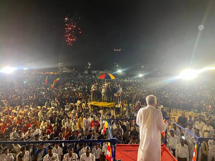 पाऊस असतानाही लोकांनी सभेला चांगलीच गर्दी केली होती.