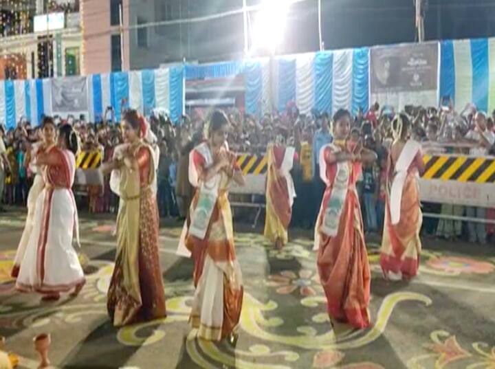 শুধুমাত্র পুরুলিয়া বা ঝাড়গ্রামই, একইভাবে এদিন বাঁকুড়াতেও কার্নিভালের আয়োজন করা হয়। পাশাপাশি হয় সাংস্কৃতিক অনুষ্ঠানও। অংশ নিয়েছিল জেলার একাধিক পুজো কমিটি।