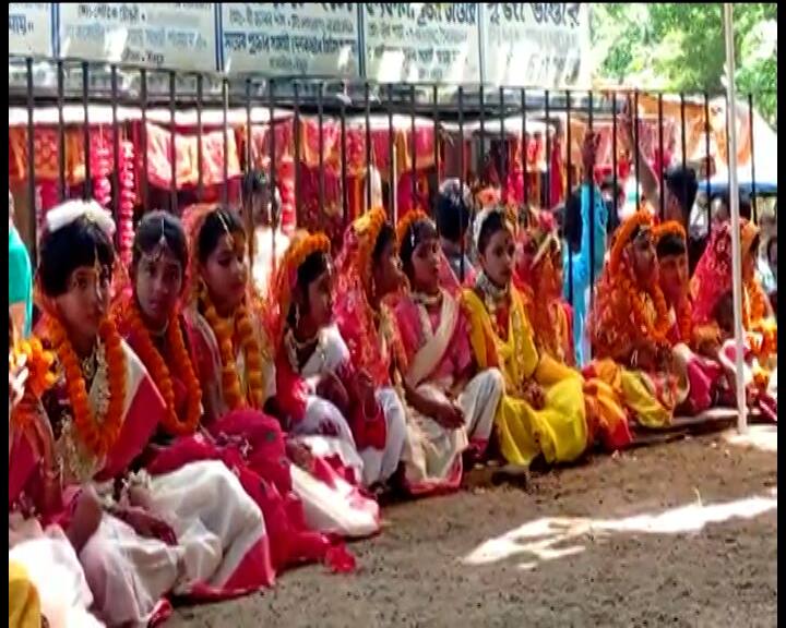 এদিন কঙ্কালীতলায় প্রাচীন বটগাছের নিচে ৪ থেকে ৮ বছরের বয়সের কুমারীদের লাল পাড় সাদা শাড়ি পড়িয়ে সাজিয়ে দেবী রূপে পুজো করা হয়।