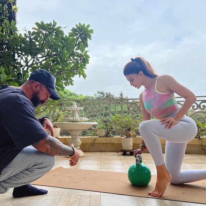 जैकलीन फर्नांडिस ने अपने इंस्‍टाग्राम अकाउंट पर कुछ तस्‍वीरें शेयर की हैं. इनमें वह वर्कआउट करती नजर आ रही हैं.