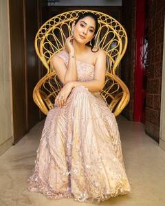 Disha Parmar ने आखिर 17 साल की उम्र में क्यों छोड़ दी थी पढ़ाई?, अब 'प्रिया' बन जीत रही हैं सबका दिल