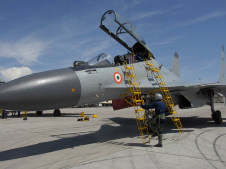 Indian Air Force Recruitment 2023 of 327 application starts from 1 december salary will be in lakhs check direct link Job Majha Indian Air Force मध्ये 327 पदांवर भरती; प्रतिमाहा लाखभर वेतन मिळवण्याची संधी, कसा कराल अर्ज?