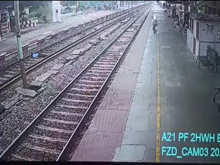 UP: Angry with father's scolding, student lying on railway track, incident happened at Firozabad railway station ann Firozabad: पिता की डांट से नाराज होकर रेलवे ट्रैक पर लेटा ITI का छात्र, सीसीटीवी में कैद हुई घटना