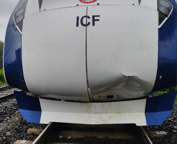 या सुपरफास्ट वंदे भारत एक्सप्रेस (Vande Bharat Express) चा आज सलग दुसऱ्या दिवशी अपघात झाला आहे.