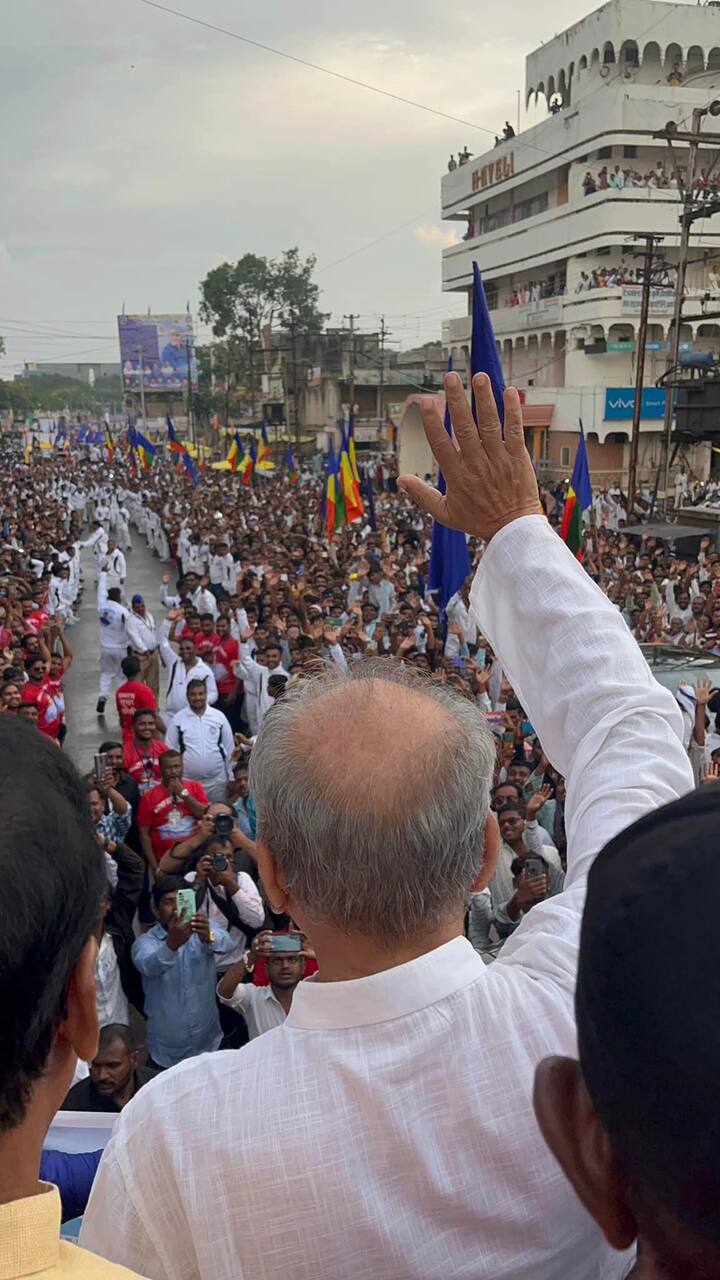शरद पवार यांच्यानंतर जयंत पाटील, आदित्य ठाकरे, त्यानंतर काही दिवसापूर्वी काँग्रेस नेते राहुल गांधी यांनी भरपावसात सभा घेत भाषण केलं होतं.