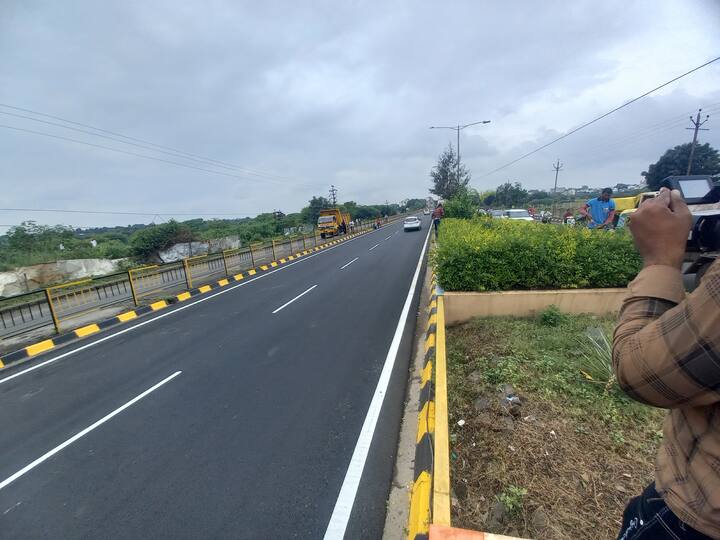 इंदौर नगर निगम अधिकारी रामनाथ यादव ने बताया कि सड़क मार्ग के दोनों तरफ साफ सफाई का खास इंतजाम किया जा रहा है. बीच में डिवाइडर के गार्डन को खूबसूरत बनाया जा रहा है. पीएम मोदी के लिए विशेष हेलीपैड का निर्माण भी किया जा रहा है. सड़क के प्रमुख क्षेत्रों को रंगोली से सजाया जाएगा.