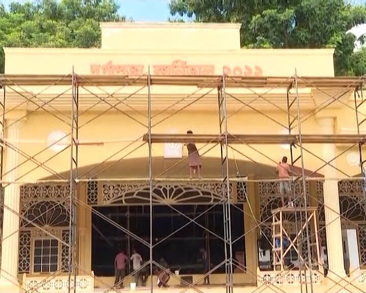 রেড রোড জুড়ে চলছে তারই শেষ মুহূর্তের প্রস্তুতি। মূল মঞ্চের উল্টোদিকে আমন্ত্রিত অতিথিদের বসার জায়গা করা হয়েছে।