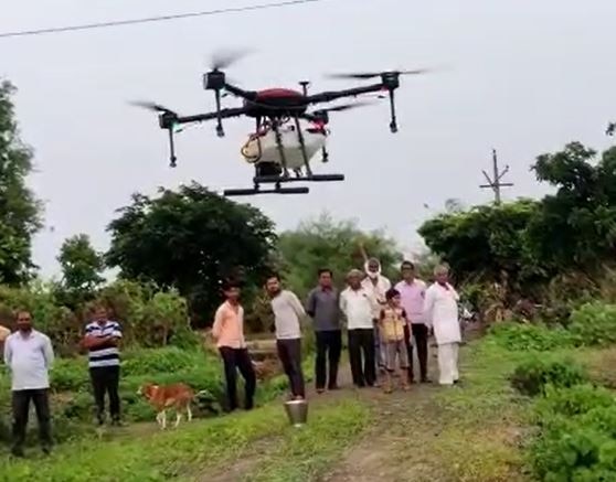 Drone : वर्ध्यातल्या रँचोची कमाल, शेतीच्या फवारणीसाठी बनवला ड्रोन, 10 मिनिटात एक एकर फवारणी 