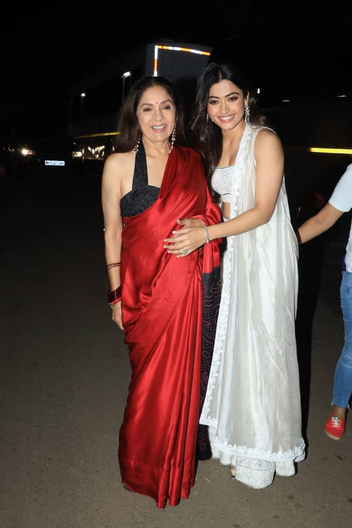 ఈ సందర్భంగా రష్మిక అందమైన డిజైనర్ వైట్ లెహంగా ధరించింది పాల మీగడలా మెరిసిపోయింది.