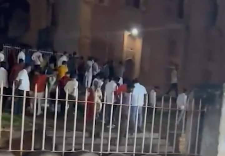 Karnataka News: mob allegedly enters heritage madrasa in on dussehra worship Karnataka: દશેરા પર જુલૂસ દરમિયાન ભીડે મદરેસામાં ઘૂસીને જબરદસ્તીથી કરી પુજા, 9 પર FIR, 4ની ધરપકડ