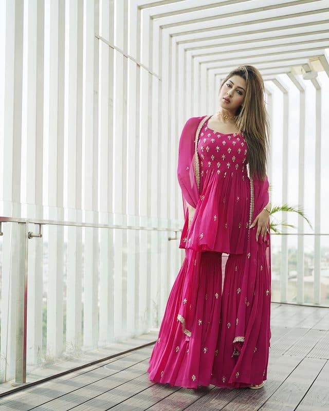 బాలీవుడ్ లో 'మహాదేవ్' సీరియల్ తో బాగా పాపులర్ అయింది సోనారిక. పార్వతి పాత్రలో ఆమె పెర్ఫార్మన్స్ కి బుల్లితెర ప్రేక్షకులు ఫిదా అయిపోయారు. (Photo Courtesy: Sonarika Instagram)