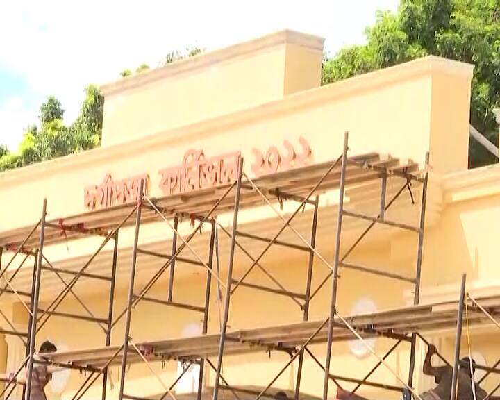 করোনা আবহে দু’বছর বন্ধ থাকার পর এবছর ফিরছে পুজো কার্নিভাল। কলকাতার দুর্গাপুজো ইউনেস্কোর স্বীকৃতি পাওয়ার পর এবারের পুজো কার্নিভাল বাড়তি গুরুত্ব পাচ্ছে।
