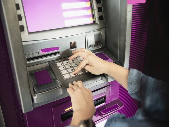 PIB Fact Check of ATM Rules you have to pay 173 rupees for ATM transactions know details about viral message ATM Rules: क्या ATM से 4 बार से अधिक पैसे के ट्रांजैक्शन पर देने होंगे 173 रुपये? जानें इस वायरल दावे की सच्चाई