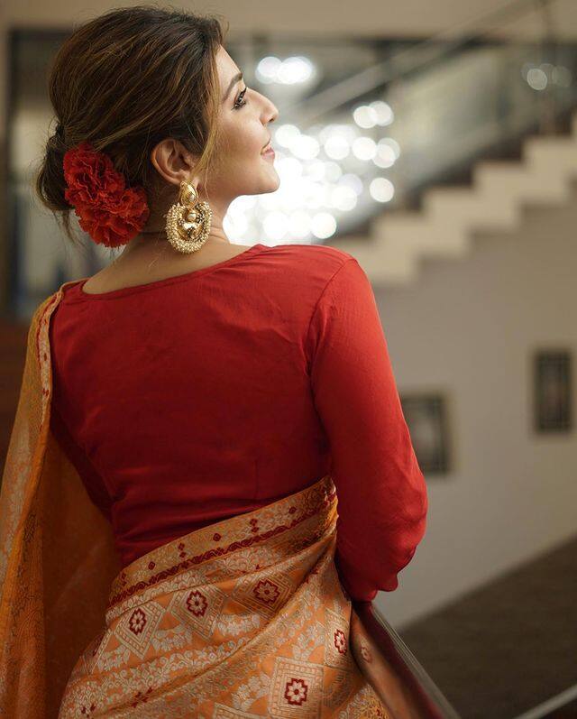 ఈ సీరియల్ ను తెలుగులో డబ్ చేయడంతో సోనారిక.. తెలుగు ప్రేక్షకులకు కూడా సుపరిచితురాలైంది. (Photo Courtesy: Sonarika Instagram)