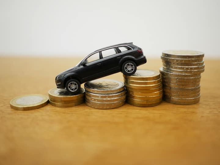 Car Loan: કાર લોન લેતા પહેલા તમારો ક્રેડિટ સ્કોર સારી રીતે તપાસો. જો તમે ઓછા ક્રેડિટ સ્કોર સાથે કાર લોન લો છો, તો તમારે વધુ વ્યાજ દરે લોન લેવી પડશે.