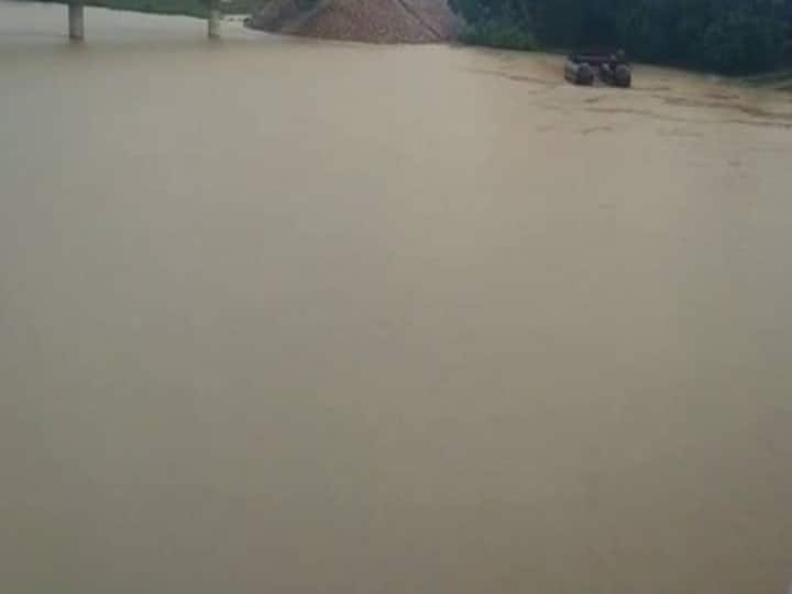 UP: Rapti river flowing above danger mark in Balrampur, administration issued flood alert UP News: बलरामपुर में खतरे के निशान से ऊपर बह रही राप्ती नदी, प्रशासन ने जारी किया बाढ़ का अलर्ट