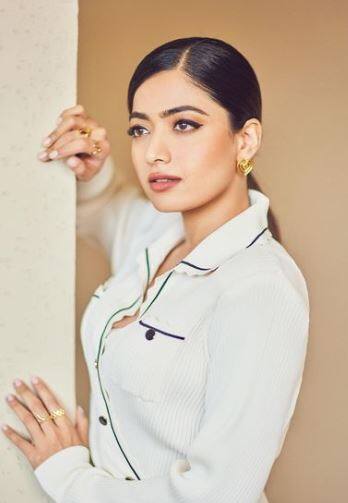 रश्मिका मंदाना (Rashmika Mandanna) ने हाल ही में बताया कि कैसे उनके माता-पिता की फिल्म उद्योग के बारे में बहुत अलग धारणा थी और कैसे उन्हें अपने परिवार और काम के जीवन के बीच एक रेखा खींचनी पड़ी.