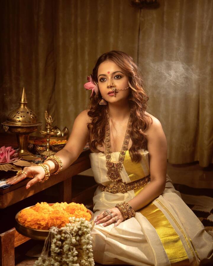 ताज्या फोटोमध्ये देवोलीनाला पाहून ती एका पूजास्थळी बसलेली दिसत आहे. तिच्या आजूबाजूला फुले व इतर वस्तू ठेवल्या आहेत. (फोटो सौजन्य :devoleena/इंस्टाग्राम)