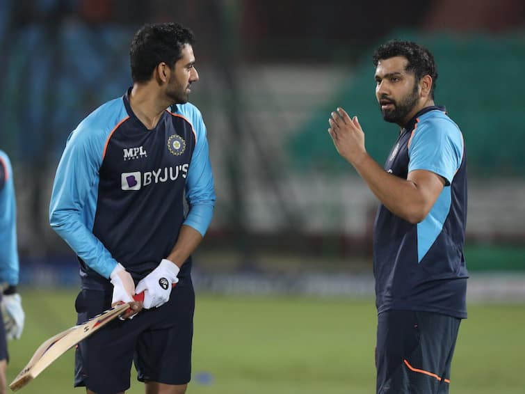 IND vs SA:  Deepak Chahar sustains twisted ankle ahed of T20 World Cup 2022 IND vs SA: दुखापत भारतीय संघाची पाठ सोडेना, टी-20 विश्वचषकापूर्वी आणखी एक खेळाडू दुखापतग्रस्त