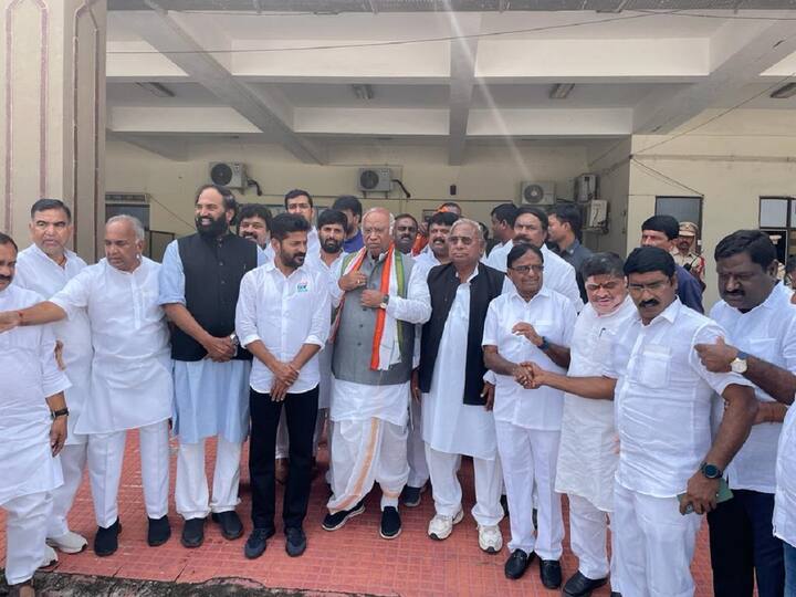 Kharge Hyderabad Visit Telangana Congress Leaders Grand Welcome To Mallikharjun Kharge హైదరాబాద్ చేరుకున్న మల్లికార్జున్ ఖర్గేకు ఘన స్వాగతం పలికిన నేతలు