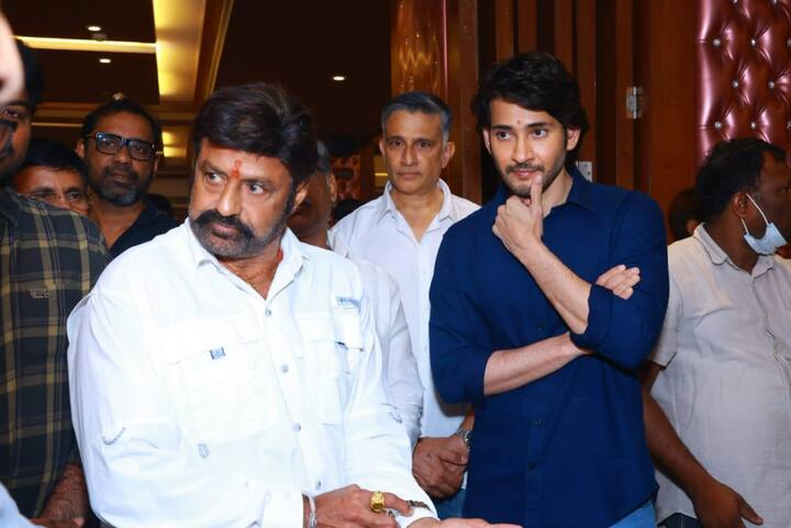 అప్పుడు కృష్ణ కుటుంబానికి తన ప్రగాఢ సానుభూతి తెలియజేసిన ఆయన... ఈ రోజు మహేష్ బాబు, ఇతర ఘట్టమనేని కుటుంబ సభ్యులను ప్రత్యేక్షంగా కలిశారు.(Photo Courtesy: Social Media)