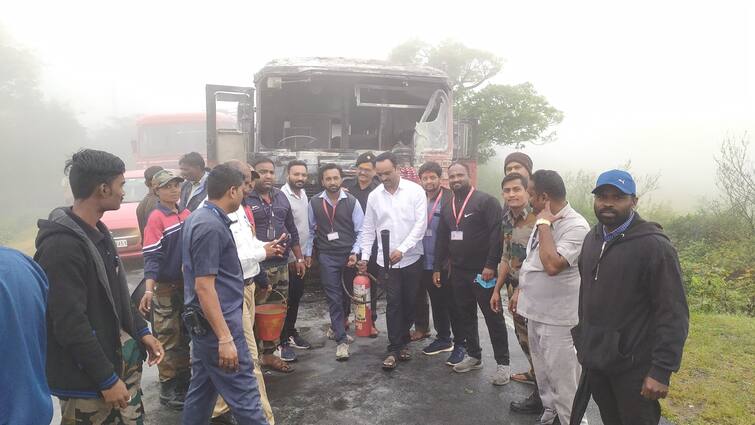 maharashtra news nashik bus fire accident bus caught fire at Saptshringi gad Saptshrungi Gad Bus Fire : नाशिक बस दुर्घटनेनंतर सप्तशृंगी गडावर बसला लागली आग, आगीचे कारण अस्पष्ट 