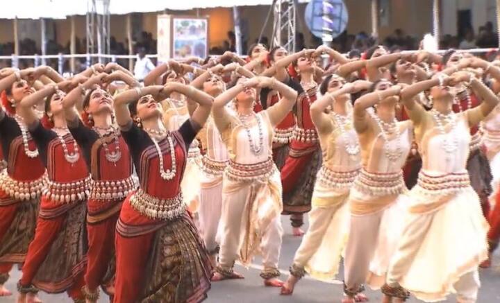 যান চলাচল নিয়ন্ত্রণ করা হচ্ছে উত্তরমুখী হসপিটাল রোড, খিদিরপুর রোড, রেড রোড, ক্যুইন্স ওয়ে ও পশ্চিমমুখী মেয়ো রোডের।