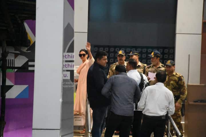 वहीं बात करें एक्ट्रेस के वर्कफ्रंट की तो दीपिका जल्द ही शाहरुख खान के साथ फिल्म 'पठान' में नजर आएंगी.