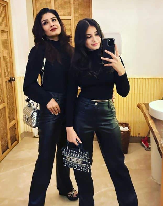 इस तस्वीर को यूजर्स काफी पसंद कर रहे हैं और रवीना और उनकी बेटी का एक जैसा लुक देखकर लोग हैरान हो रहे हैं. लोगों के लिए मां-बेटी में अंतर कर पाना मुश्किल हो रहा है. .