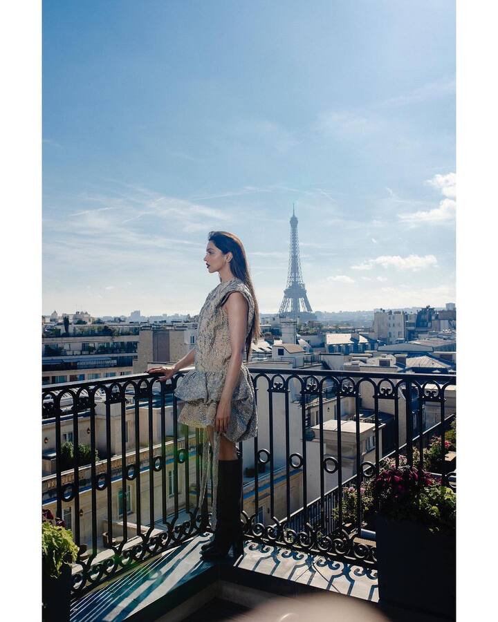 दीपिकानं नुकतीच पॅरिस फॅशन वीकमध्ये हजेरी लावली.  (Deepika Padukone/IG)