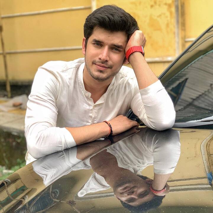 पारस ने कहा, “5 साल बाद एक कॉमन फ्रेंड की बर्थडे पार्टी में हम फिर से मिले और इंस्टाग्राम पर जुड़े. जो मेहनत करते हैं और बिना शॉर्टकट के आगे बढ़ते हैं, मैं उनका बहुत सम्मान करता हूं. इसी वजह से मैं नविका को पसंद करता हूं.”