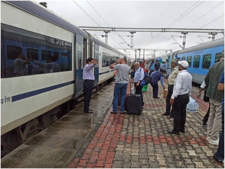 Varanasi Vande Bharat Express suffered failure between Dankaur and Wair station ann Vande Bharat Express: अब वाराणसी वंदे भारत एक्सप्रेस में आई खराबी, यात्रियों को शताब्दी ट्रेन में किया शिफ्ट