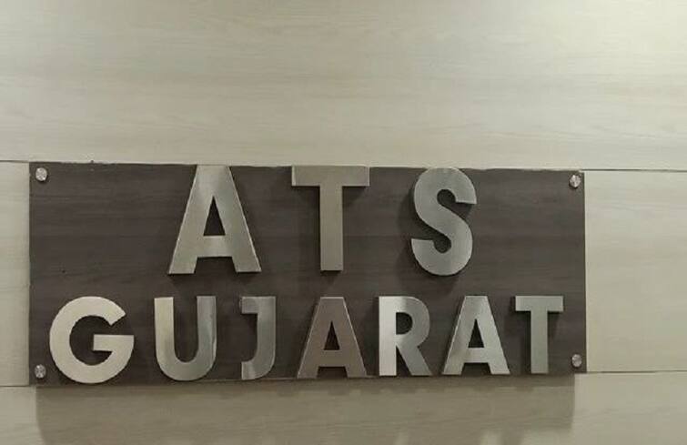 Indian Coast Guard in joint ops with ATS Gujarat apprehended a Pakistani boat Al Sakar with 6 crew members Gujarat ATS:  ભારતીય કોસ્ટ ગાર્ડ અને ગુજરાત એટીએસનું સંયુક્ત ઓપરેશન, 350 કરોડના હેરોઇન સાથે પાકિસ્તાની બોટ ઝડપી