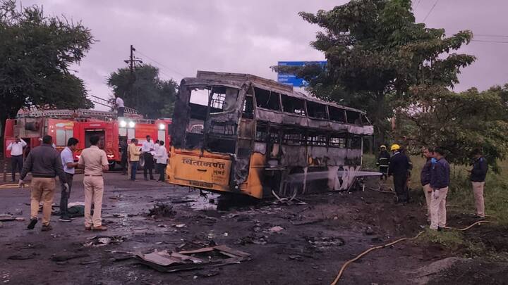 Nashik Bus Fire bus caught fire in Nashik some people are died maharashtra bus fire maharashtra news updates Nashik Bus Fire : नाशिक येथे बसमध्ये अग्नितांडव, 12 प्रवाशांचा होरपळून मृत्यू, 38 जण जखमी