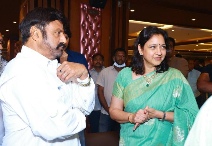 మహేష్ బాబు ఫ్యామిలీను కలిసిన బాలయ్య (Photo Courtesy: Social Media)