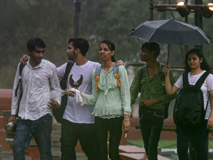 Delhi NCR Weather Updates Weather Becomes Cold in Delhi Noida Gurugram After Heavy Rain Today Delhi-NCR Weather Updates: दिल्ली में सुबह से रुक-रुक कर हो रही बारिश, ठंड भी देने लगी दस्तक, जानें- मौसम का पूरा अपडेट